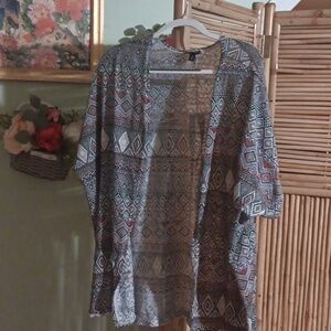 Allows to wear on top of another blouse